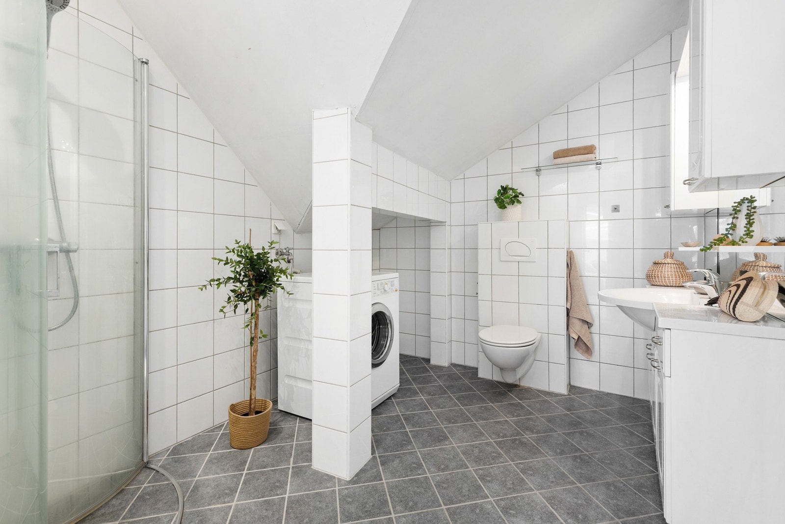 Helfliset bad med elektriske varmekabler i gulv og downlights i himling Galleribilde