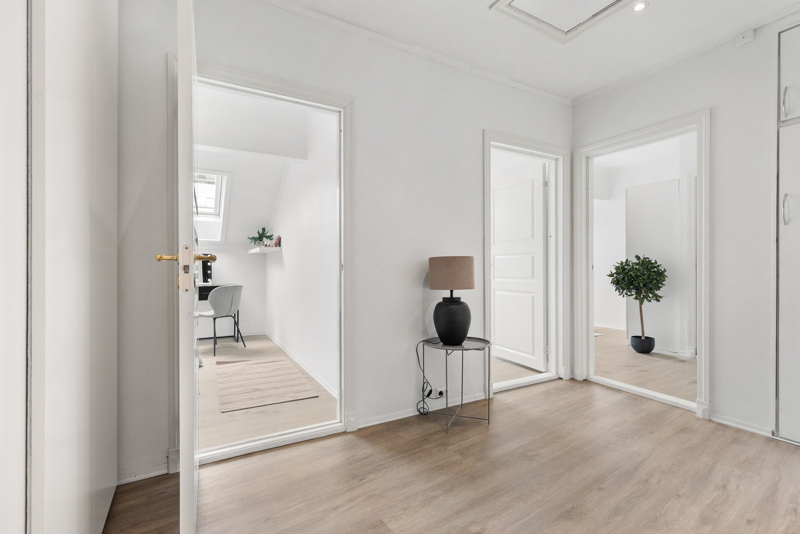Gang med skyvedørsgarderobe Galleribilde