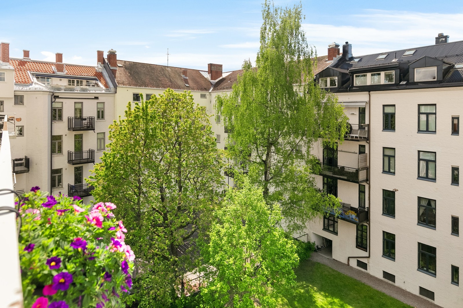 Brannbalkongen vender ut mot rolig bakgård. Galleribilde