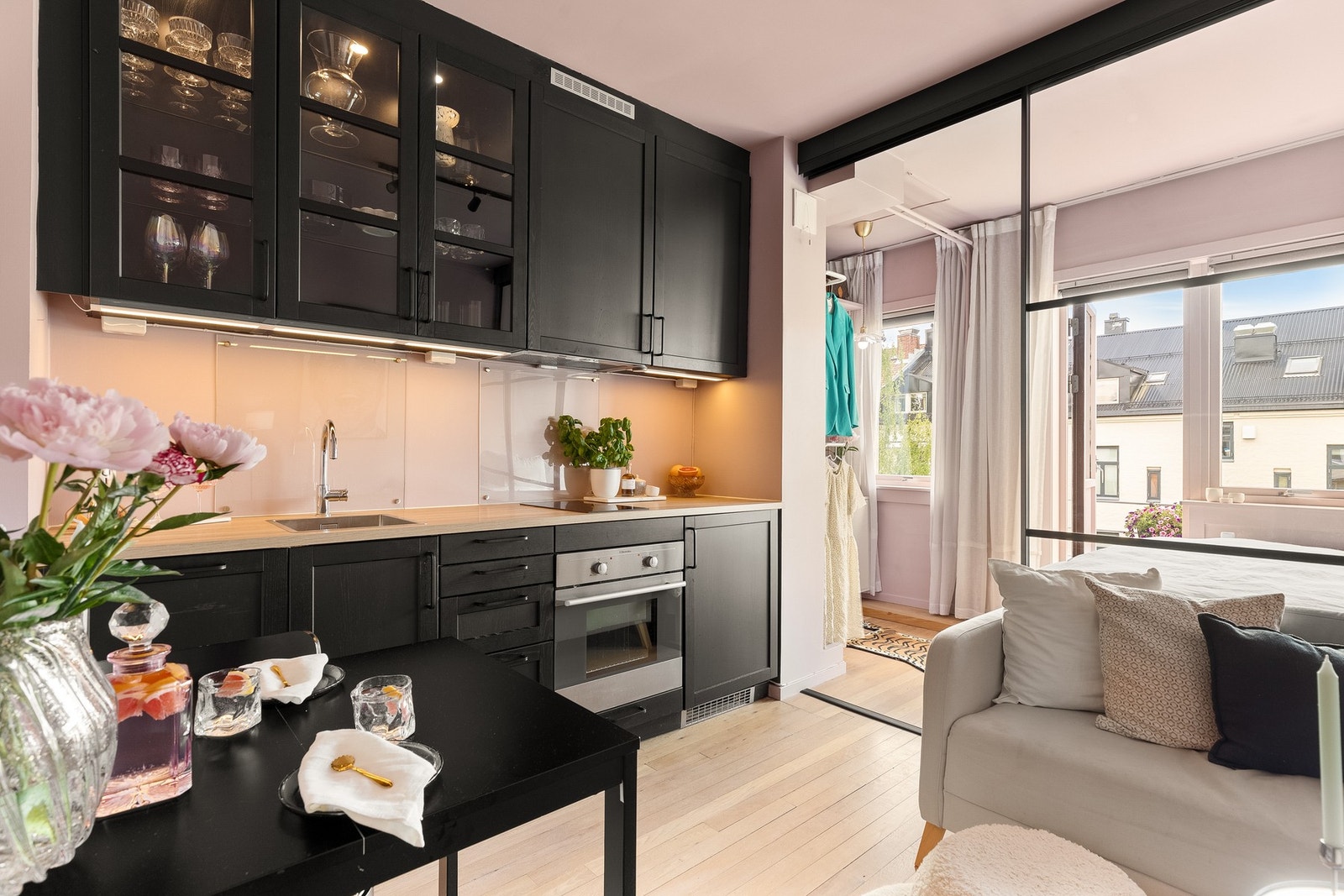Delikat og funksjonelt Ikea kjøkken fra 2020. Innredningen har elegante, profilerte fronter i mørk utførelse som skaper en flott kontrast til de lyse overflatene. Galleribilde