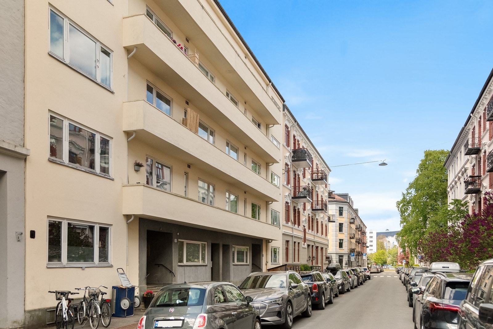Leiligheten har en attraktiv beliggenhet i byggets femte etasje med heisadkomst. Galleribilde