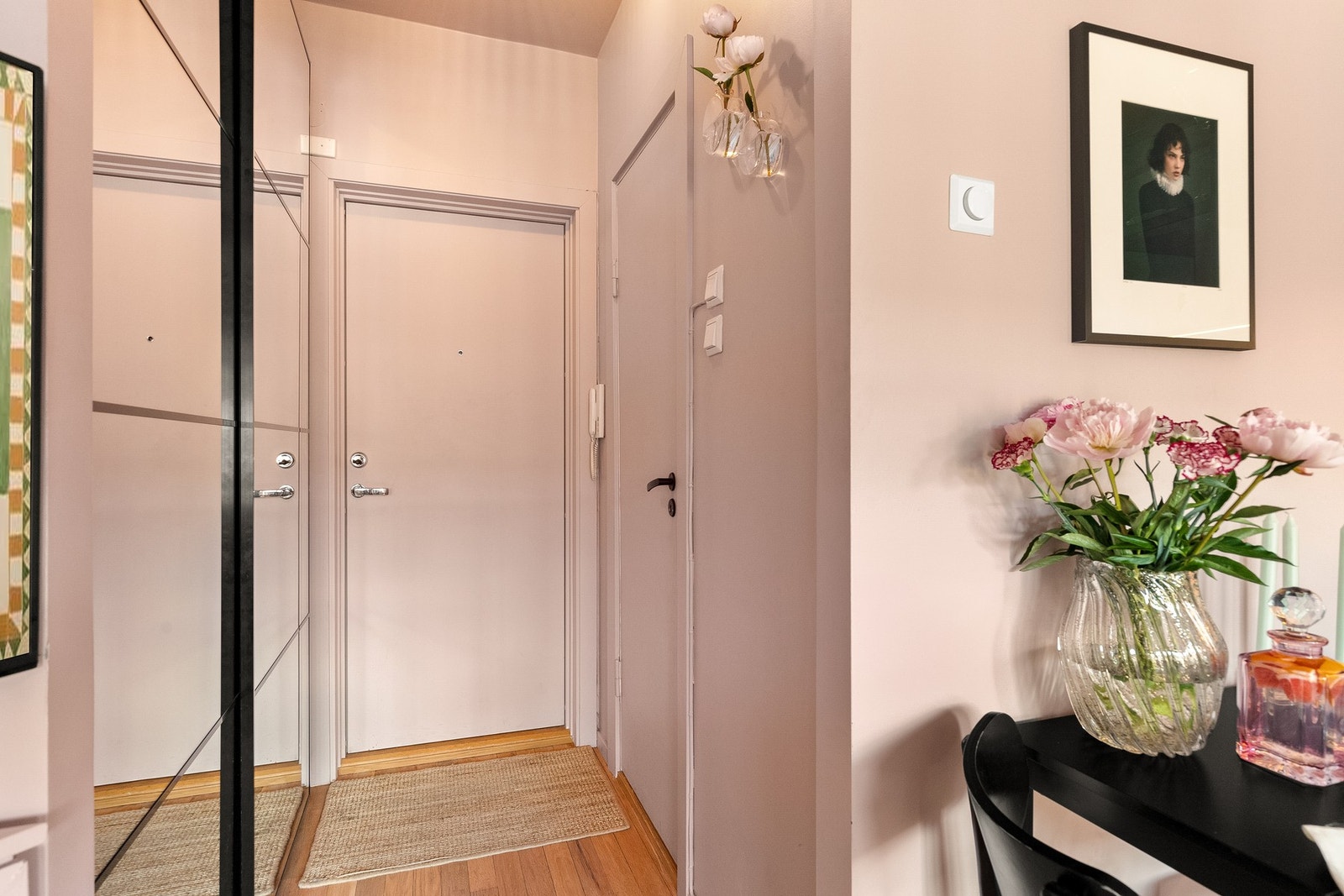 Innbydende entré med gode oppbevaringsmuligheter i et praktisk skyvedørsskap. Galleribilde