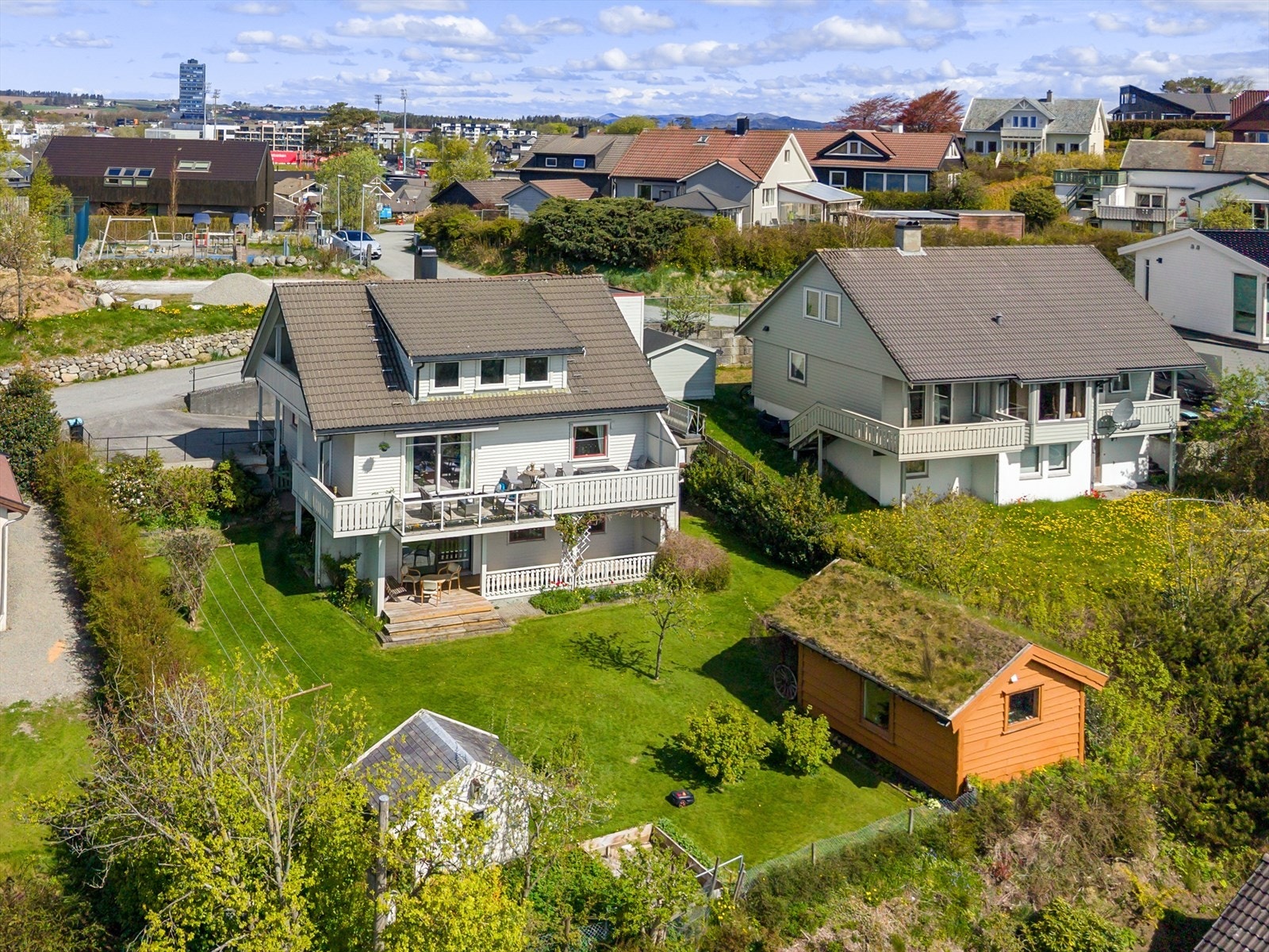 Innholdsrik enebolig over tre plan med egen hybeldel og en pent opparbeidet tomt med gode solforhold. Galleribilde