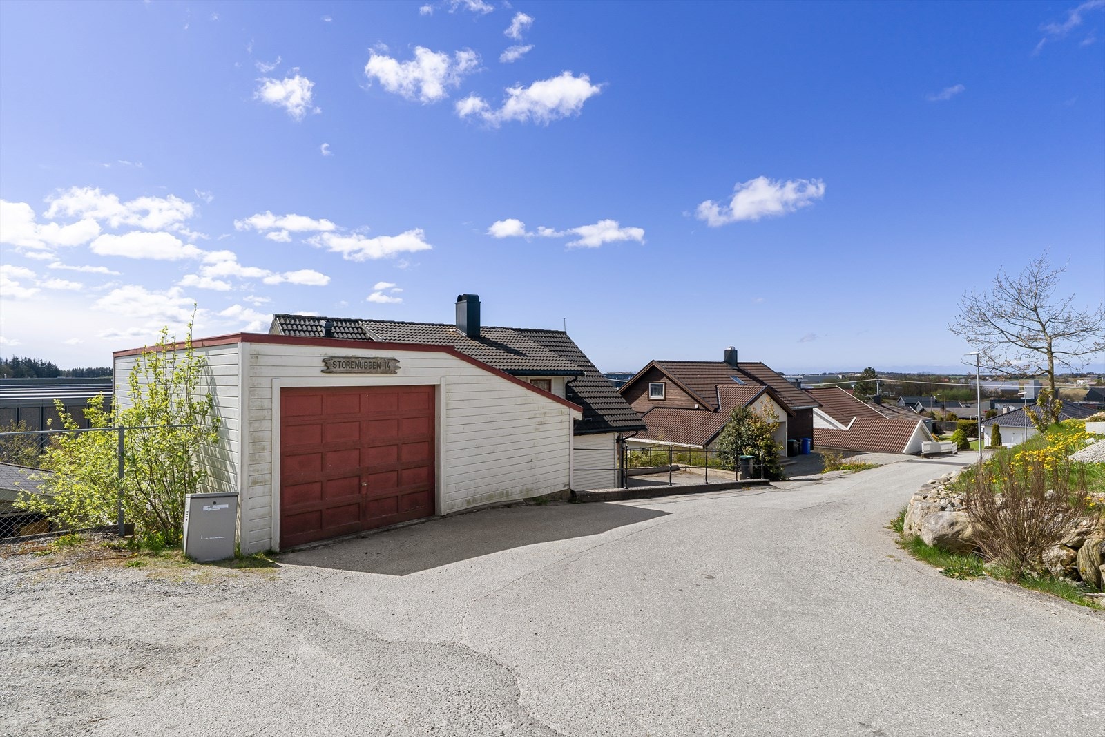 Eiendommen ligger luftig til med en sentral beliggenhet på Bryne. Galleribilde