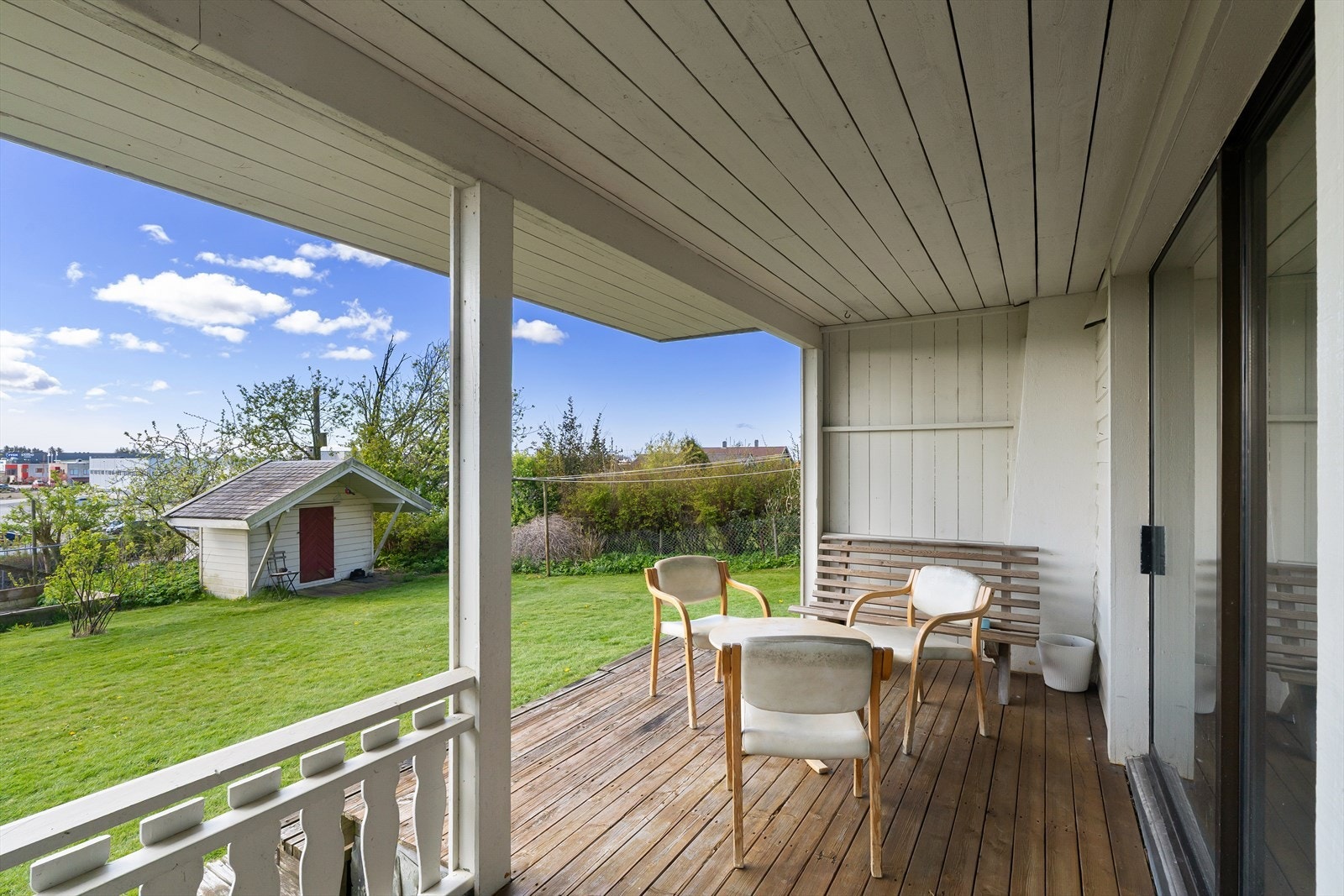 Fra hybeldelen i underetasjen er det utgang til en overbygd terrasse på 19 kvm. Galleribilde