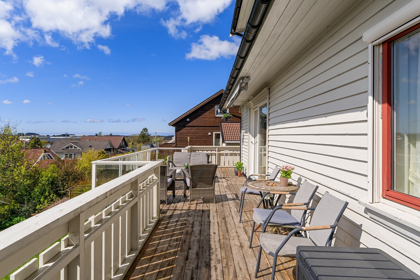 Boligen har flere terrasser og balkonger fordelt på de ulike etasjene. Galleribilde