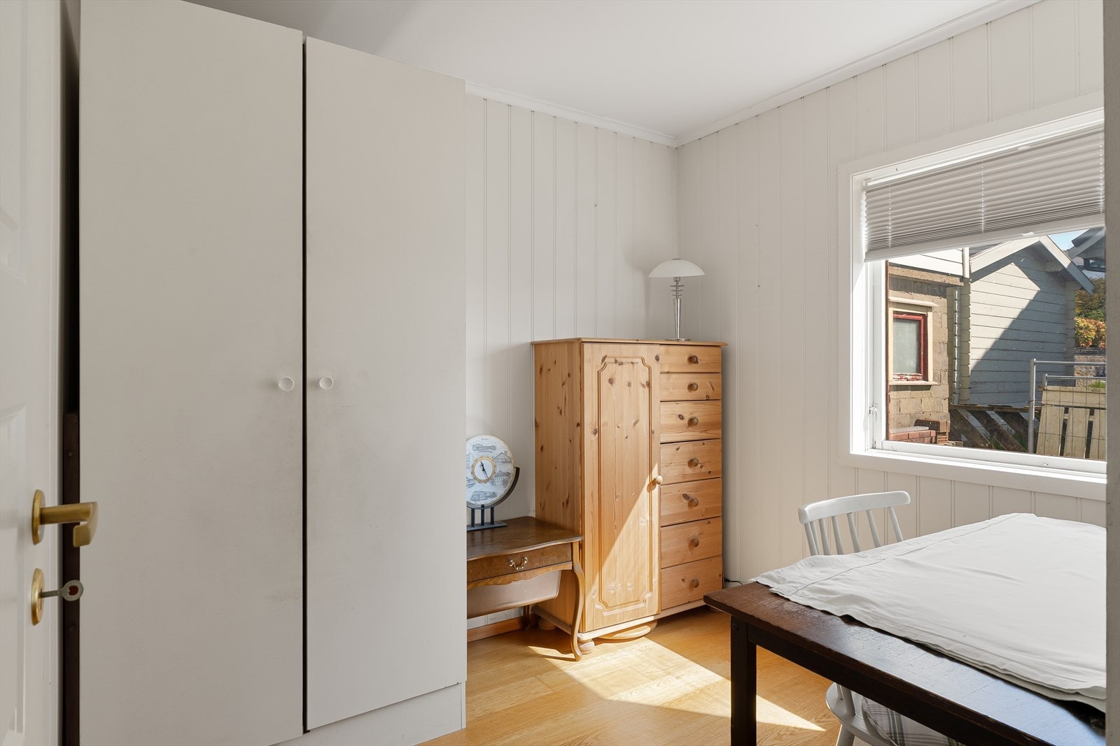 Soverom i første etasje med parkett på gulv og plass til garderobeløsning. Galleribilde