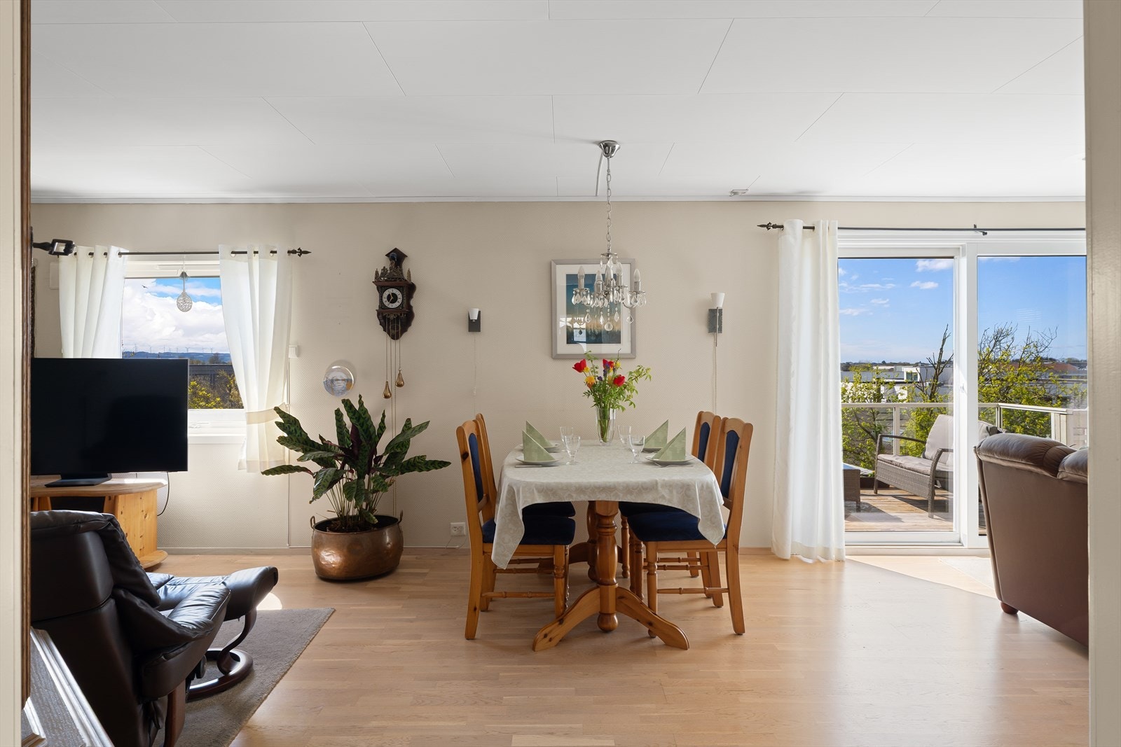 Store vindusflater og utgang til terrasse gir rikelig med dagslys. Galleribilde