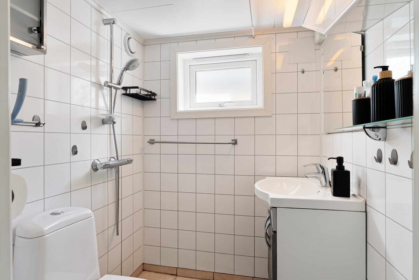 Badet i hybeldelen har flislagt gulv med elektriske varmekabler og baderomsplater på veggene. Galleribilde