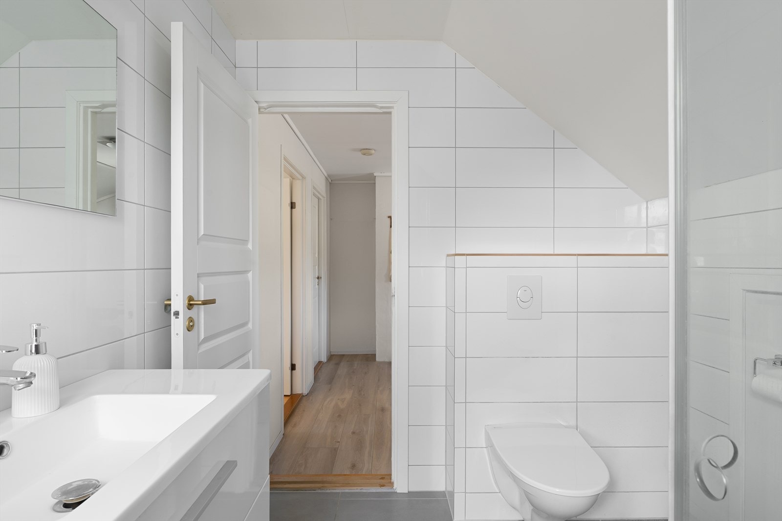 Badet i andre etasje er flislagt på vegger og gulv, og har elektriske varmekabler. Galleribilde