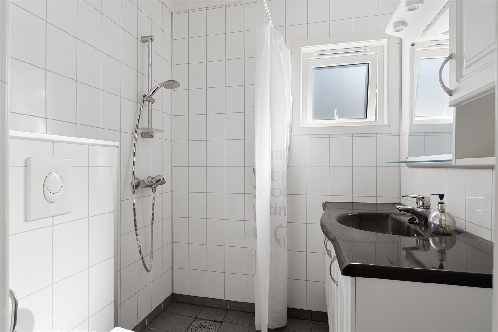 Badet i første etasje har flislagt gulv med varmekabler, vegghengt toalett og baderomsplater på veggene. Galleribilde