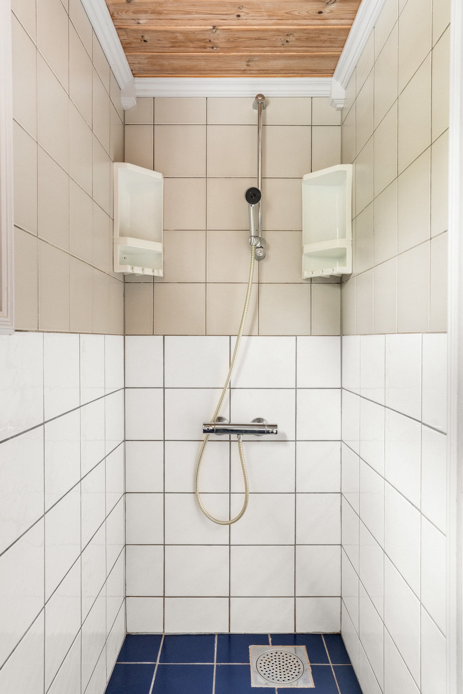Innredningen består av en helfliset dusjnisje. Galleribilde