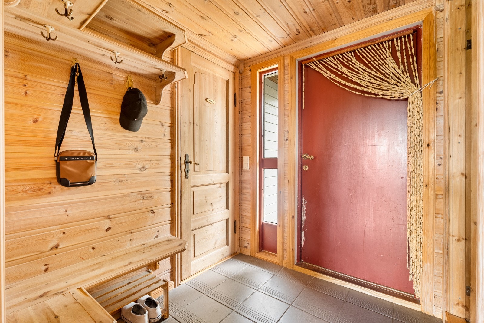 Entré med gulvfliser og paneloverflater. Galleribilde