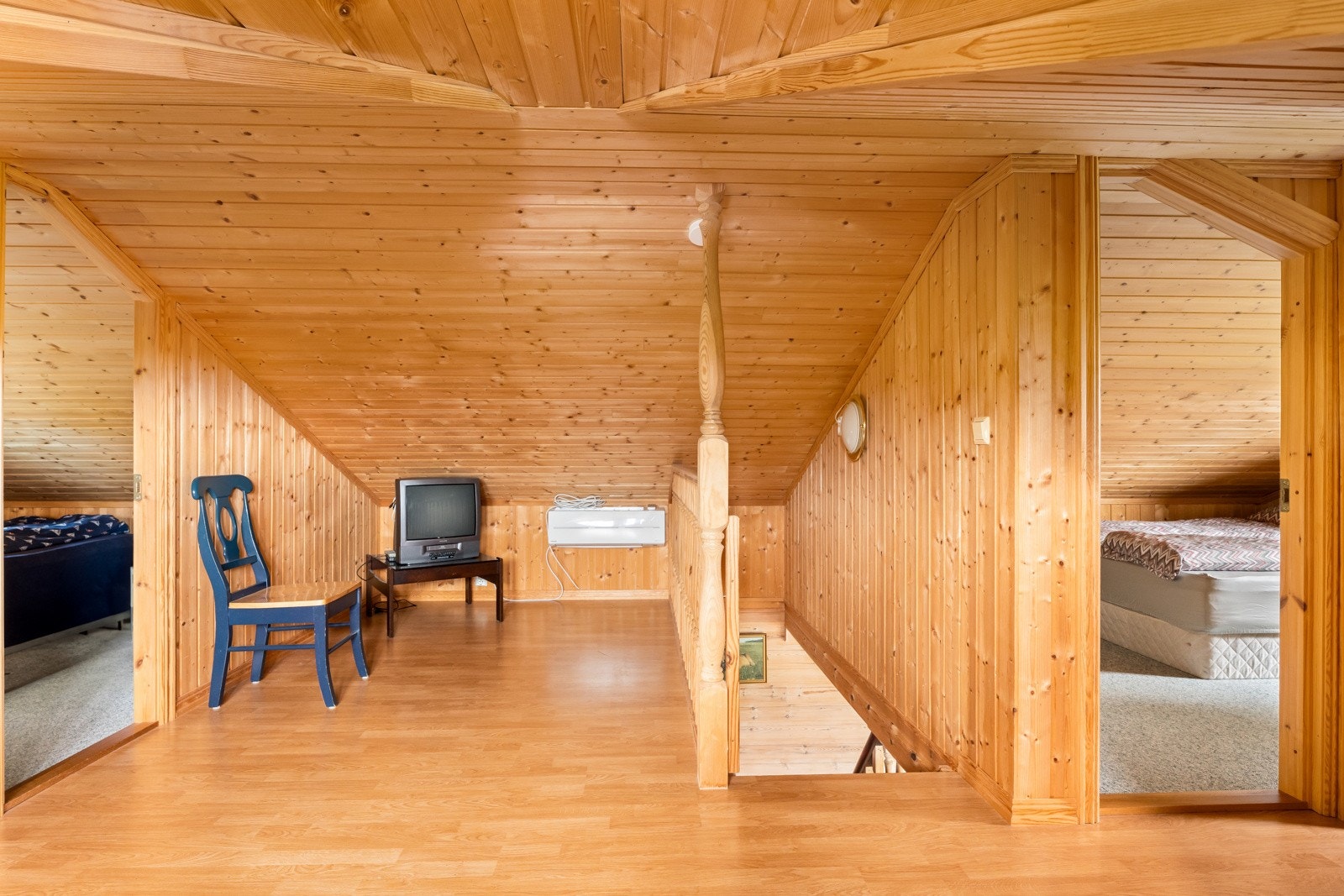 Fire innredede rom på loft/hems som benyttes som soveplass. Galleribilde