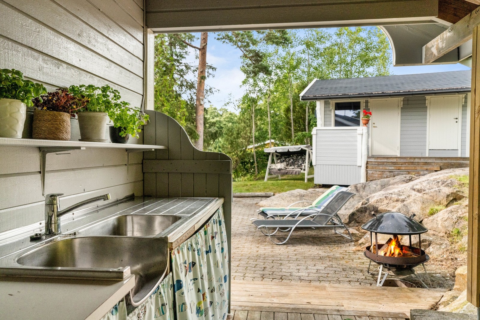 Det er etablert en overbygd uteplass med tredekke på østsiden av hytta. Denne er utstyrt med et utekjøkken, og har også direkte adkomst til plattingen i nord. Galleribilde