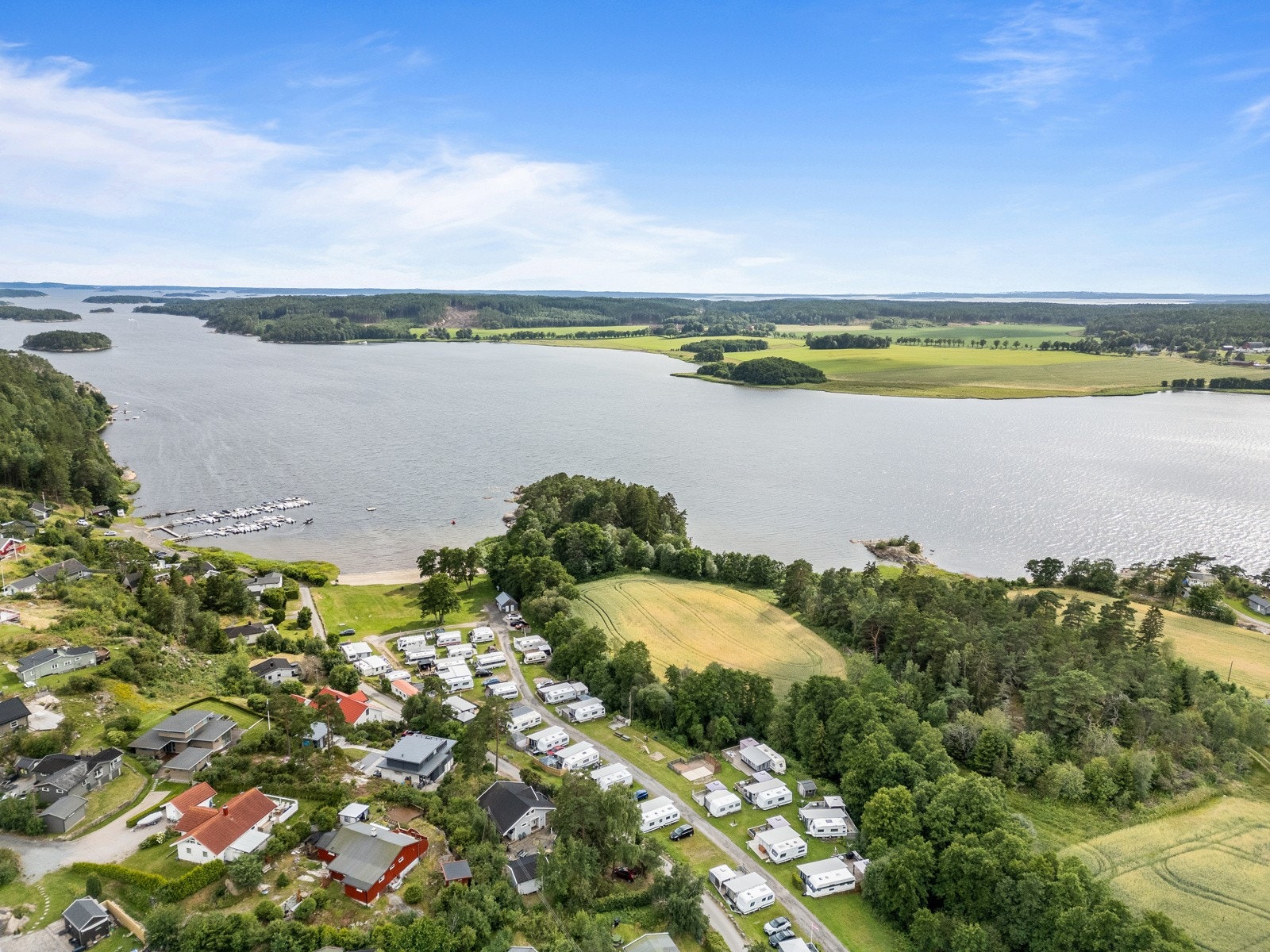 Hytta ligger i et idyllisk, populært og svært familievennlig område i Revebukta, rett ved campingplassen og rundt 200 meter fra barnevennlig badestrand og brygge. Galleribilde