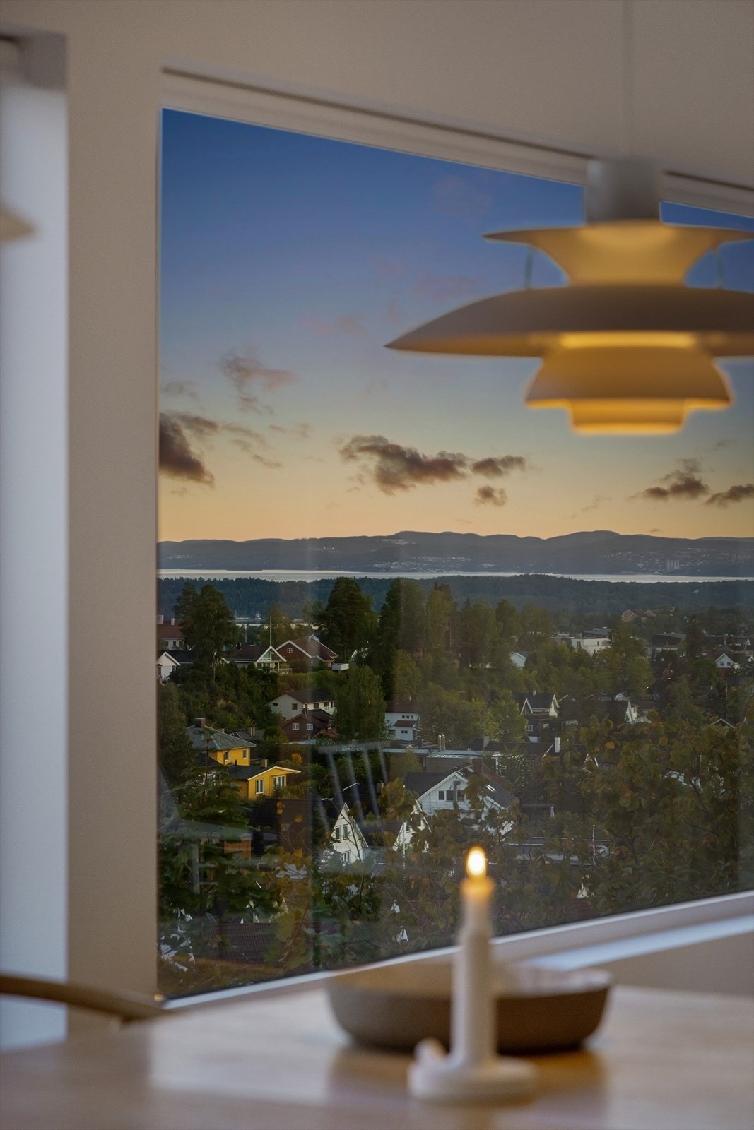 Utsikt og lys fra flere himmelretninger skaper en meget god atmosfære Galleribilde