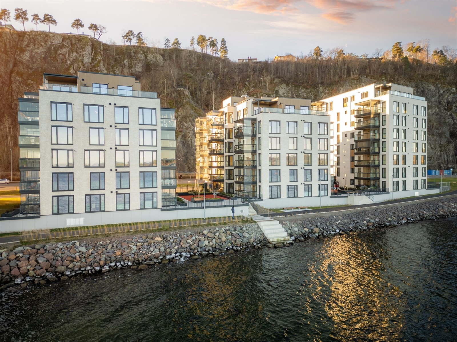 Fasader og utsikt fra Strandholmen Galleribilde