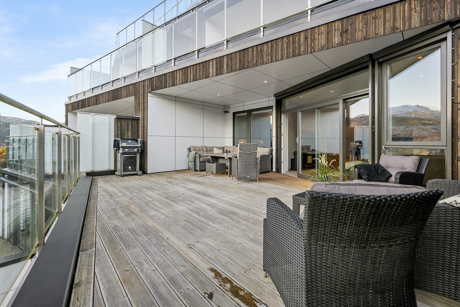 Her er det mykje sol. Det er montert utvendig solskjerming med elektrisk styring på stoveglasa (screens). Galleribilde