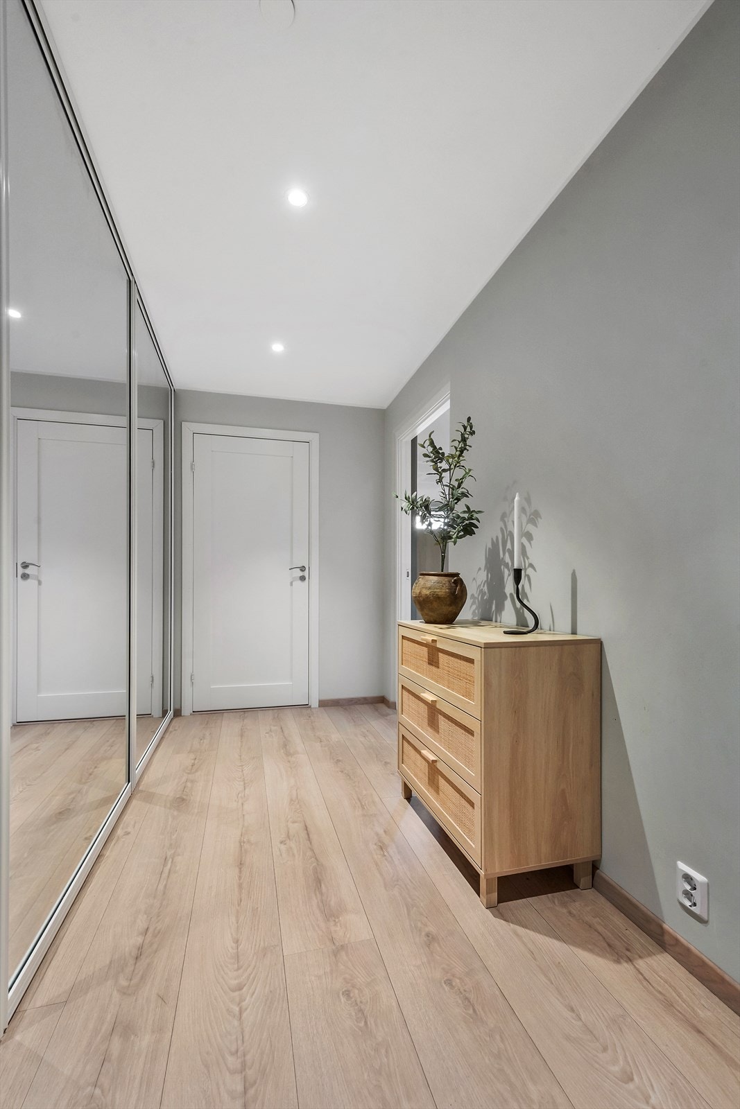 Leiletheita er godt løyst. Det er stor langsgåande garderobe i gangen også. Fint gjestetoalett i enden. Galleribilde