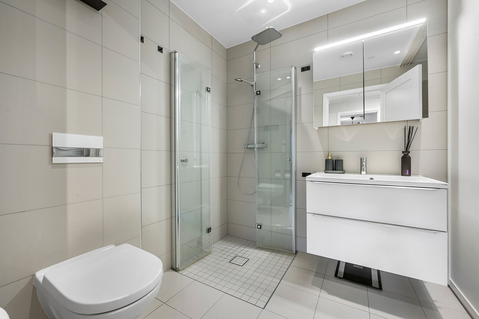 Badet heilflisa i pen utføring. Innreiinga er frå Sigdal og dusjen har nedsenka golv. Galleribilde