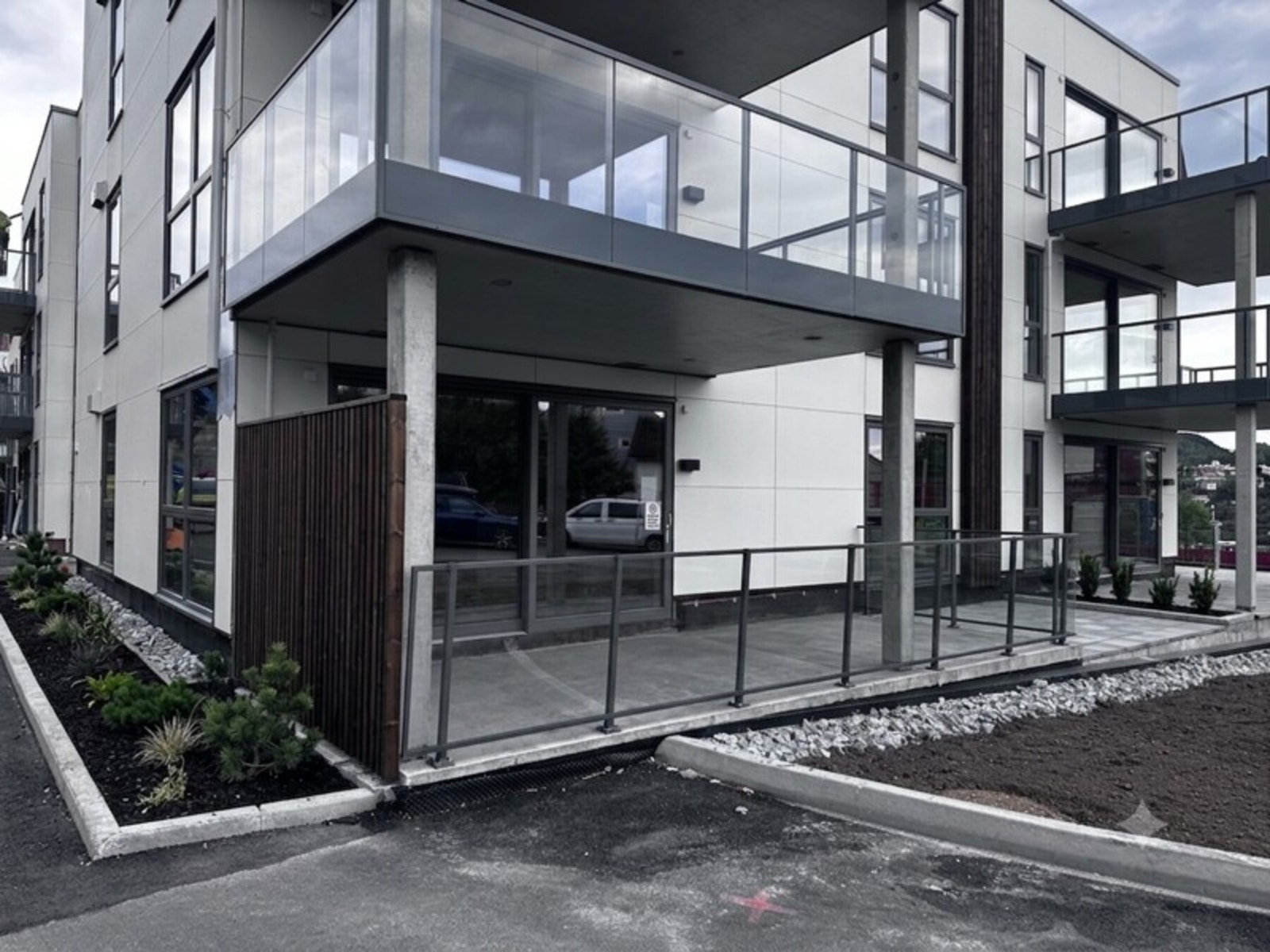 AI redigert bilde. Selger kan sette opp levegg som vist på bilde for å skjerme terrassen. Terrassen blir i utgangspunktet ikke levert med levegg fra utbygger. Galleribilde