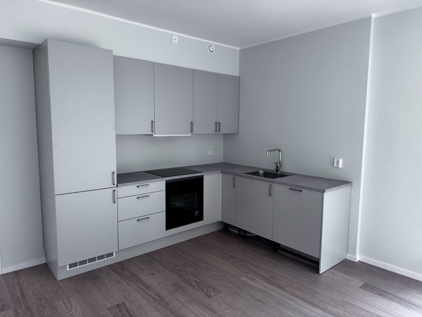Kjøkken blir levert fra HTH med moderne fronter i lys grå. Kjøkken har integrerte hvitevarer fra Electrolux. Gulvet er en flott 1 stavs i Hardwood eik. Galleribilde