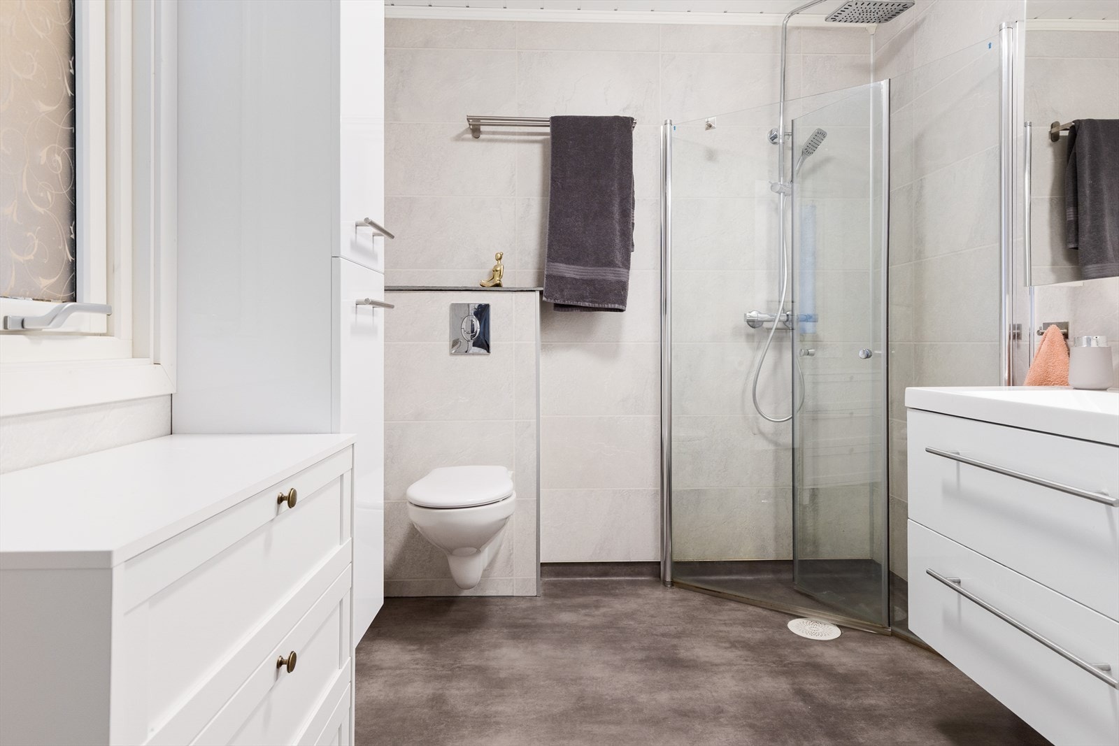 Nytt bad fra 202 med vegghengt toalett og moderne baderomsinnredning. Badet har baderomsplater, varmekabler i gulv og gulvbelegg. Galleribilde