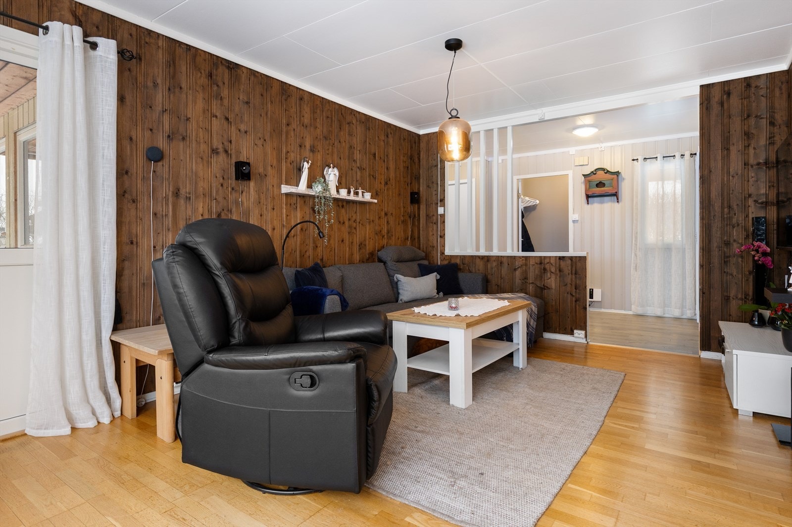Rommet har panel på veggene som gir en varm atmosfære. Galleribilde