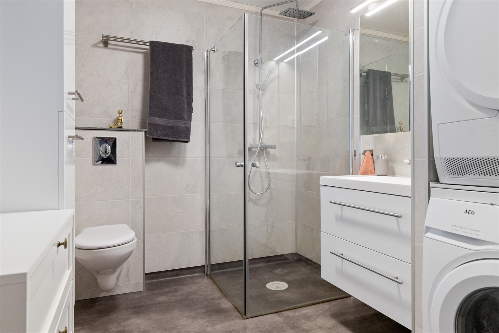 Badet har en romslig dusjnisje med glassdører og regnfallsdusj. Galleribilde
