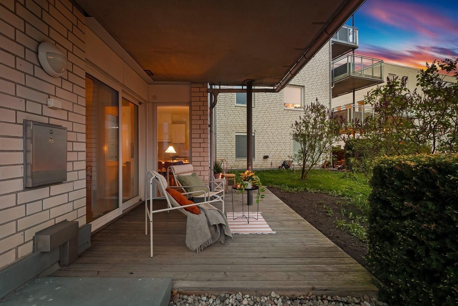 Terrassen har god plass til flere sittegrupper og grill. Det er eget uttak til gassgrill på terrassen. Det er også dobbel stikkkontakt Galleribilde