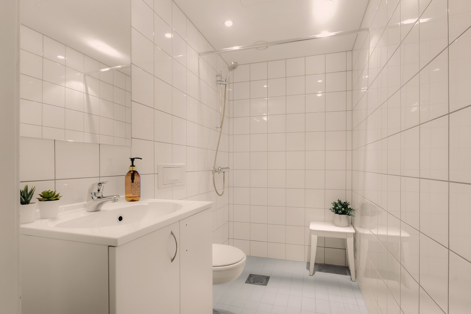 Flislagt bad med gulvvarme og downlights i himling. Vegghengt toalett og dusjhjørne. 2 Spoter mangler metallring for å feste spot Galleribilde