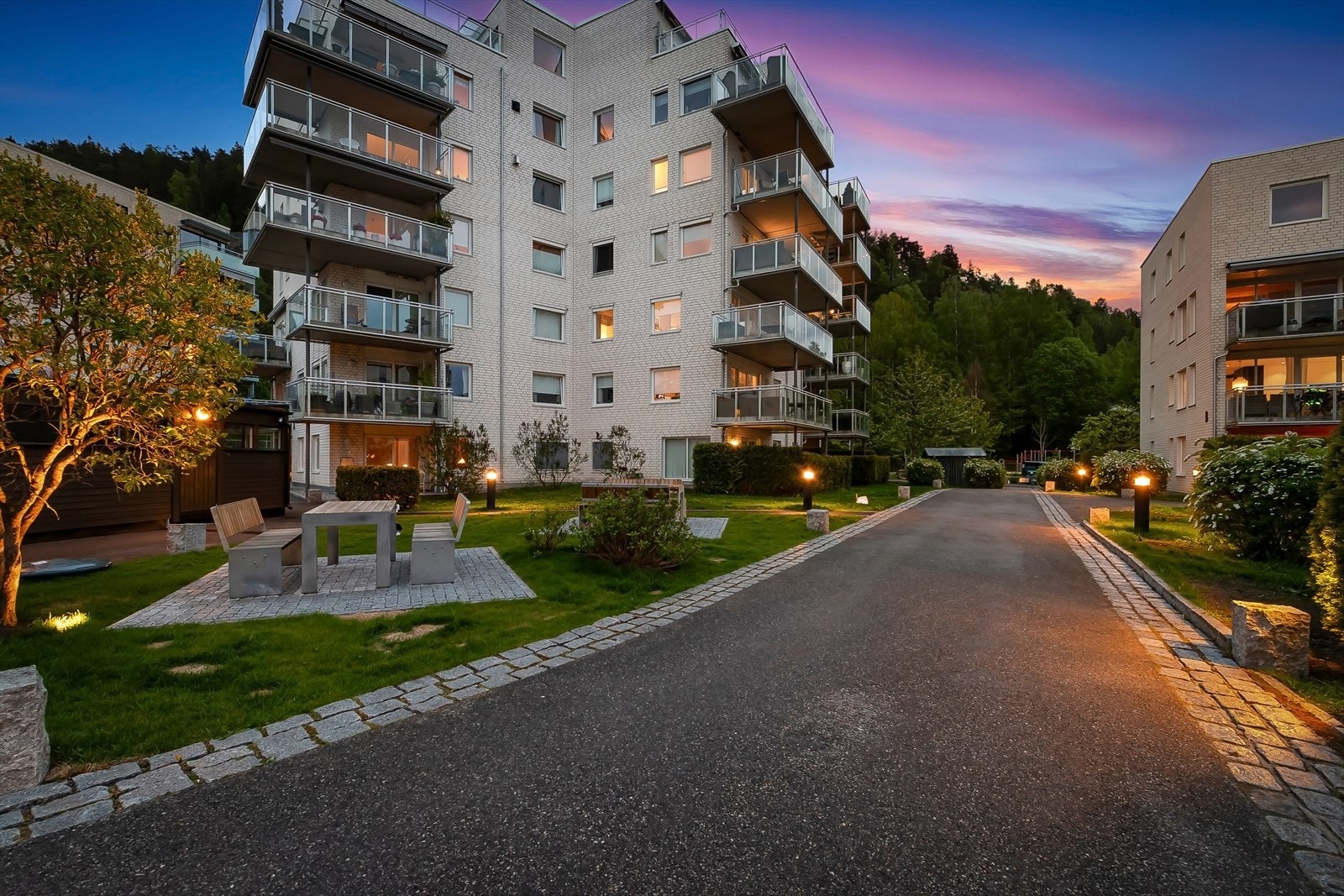 Sentral og attraktiv beliggenhet ved foten av Grefsenåsen, i et rolig og barnevennlig boligområde. Galleribilde