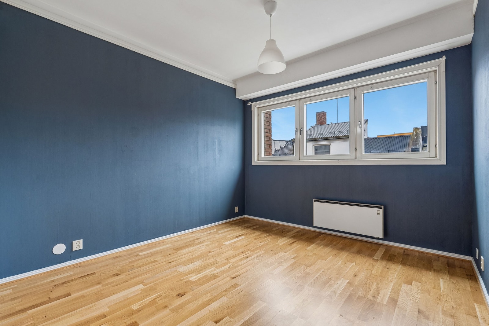 Soverom i 3.etg har skyvedørsgarderobe Galleribilde
