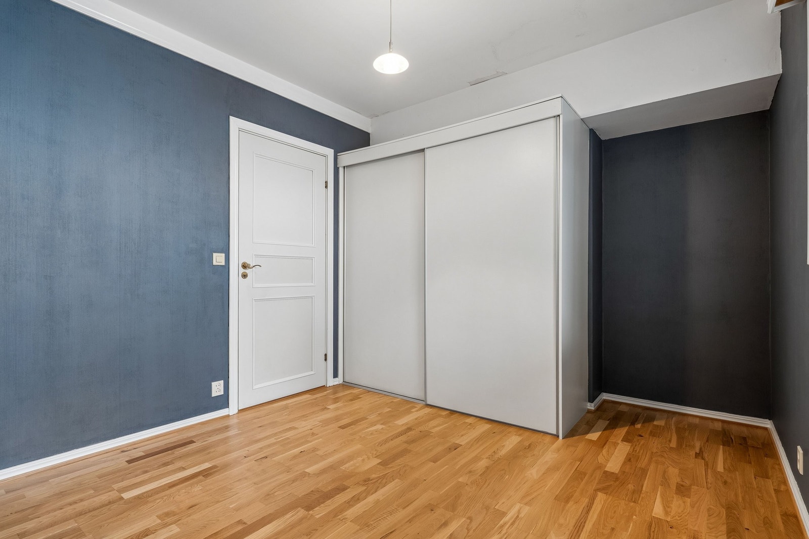 Soverom i 4.etg. med skyvedørsgarderobe Galleribilde
