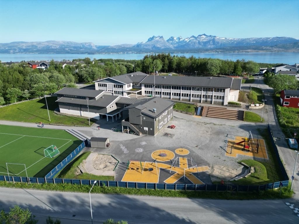 Hunstad barneskole ligger like ved. Det er fotballbane og treningspark på Limyra som ligger en kort spasertur unna boligen Galleribilde