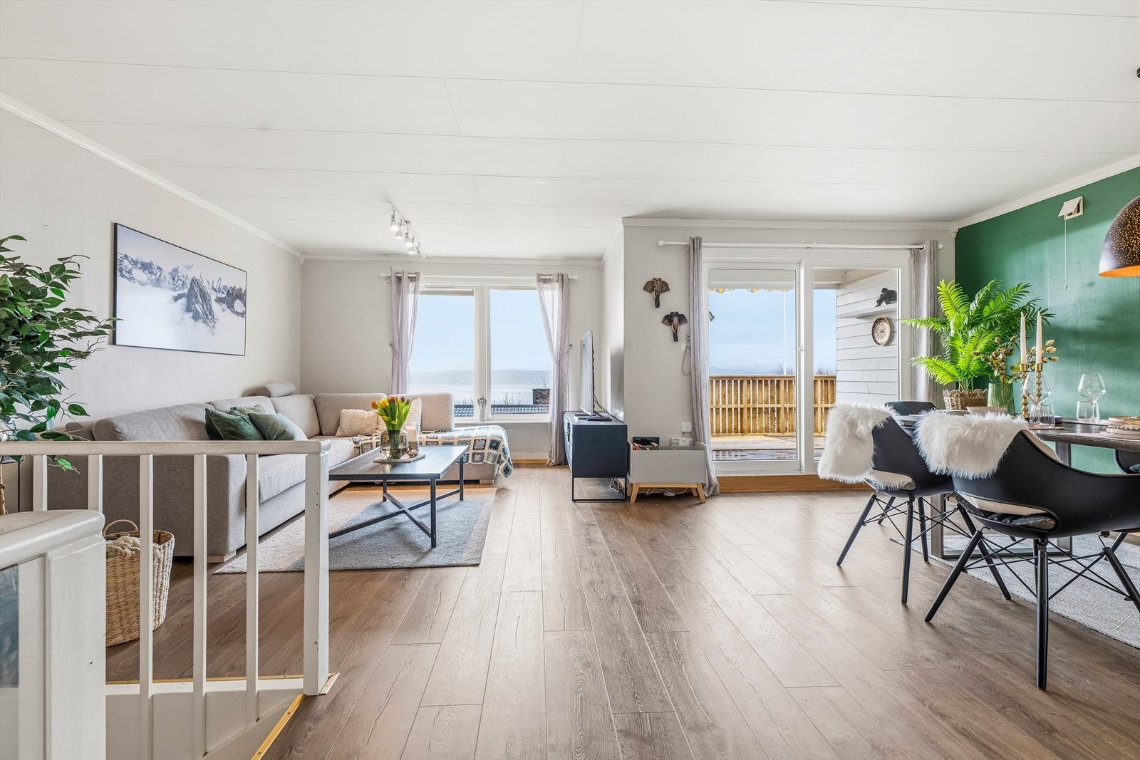 Herlig og romslig stue med store vindusflater som slipper inn mye naturlig lys. Galleribilde