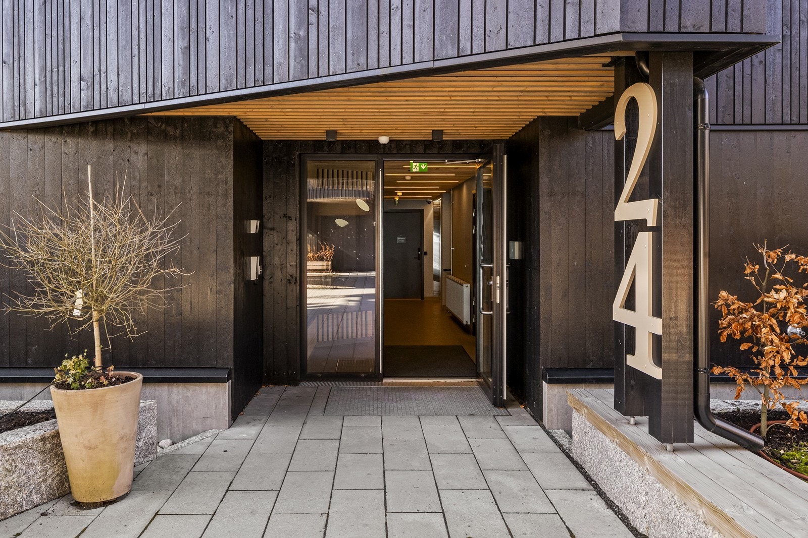 Pent og representativt inngangsparti til Rosenvinges Vei 24 - Trappefri adkomst rett inn til leiligheten med calling-anlegg. Galleribilde