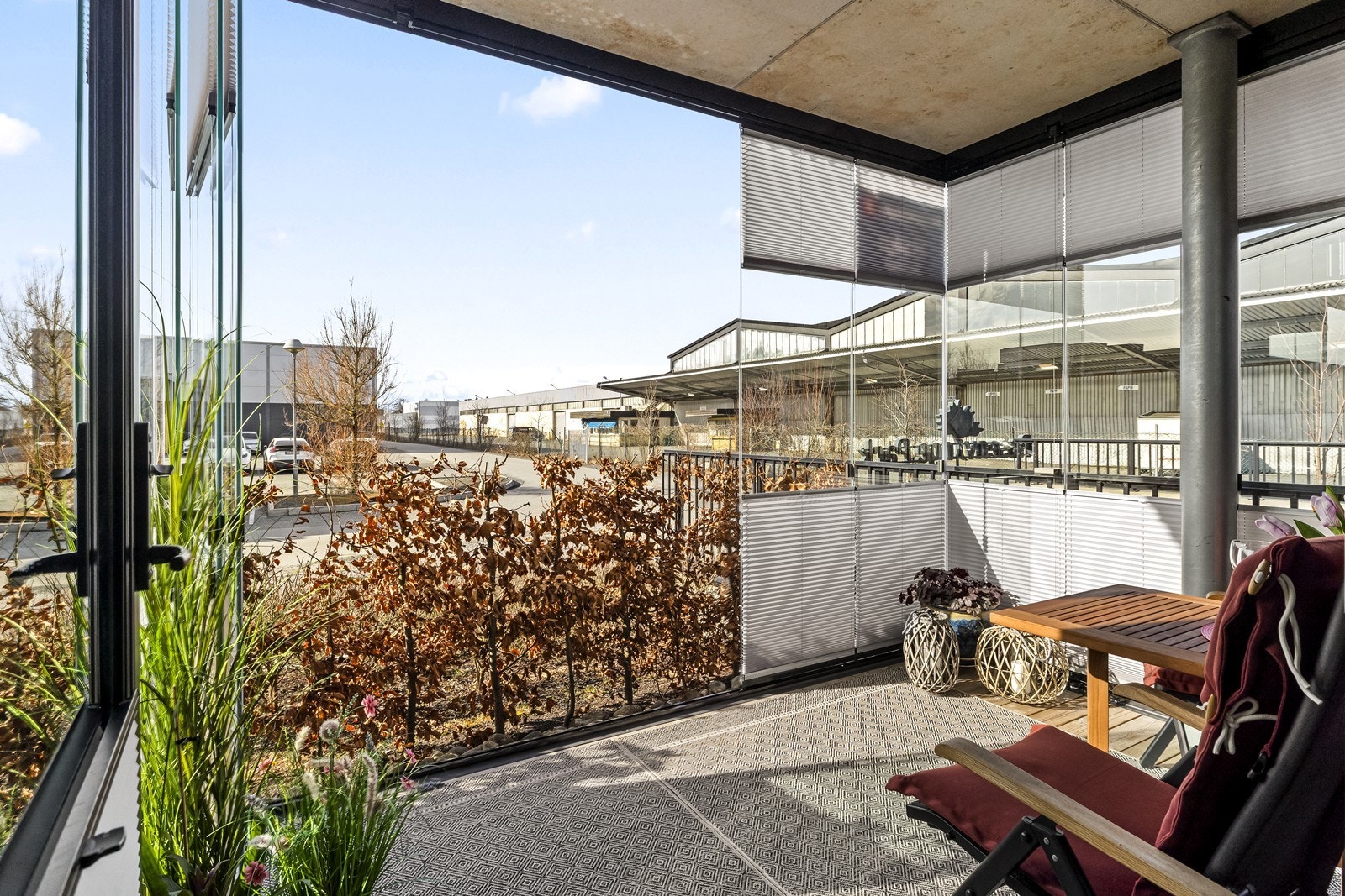 De store glassflatene kan skyves helt til side for å åpne balkongen på varme dager. Gartnere steller uteområdet, samt bøkehekken foran leiligheten. Galleribilde