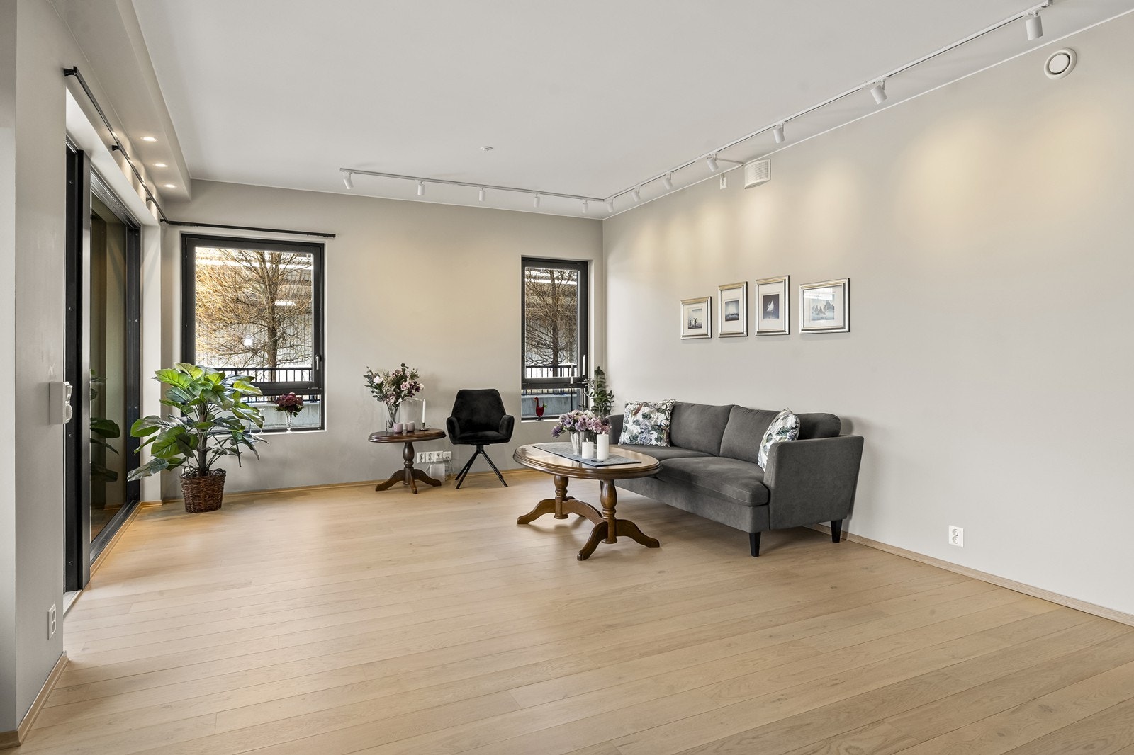 Stuen har god plass til sofagruppe og er enkel å møblere etter eget ønske - Det er ca. 2,7 m takhøyde i stua. Galleribilde