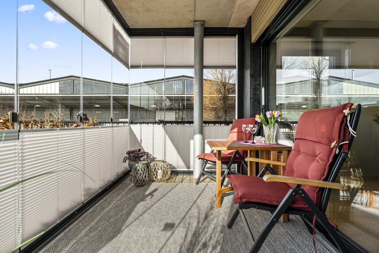 Den innglassede balkongen fungerer som en forlengelse av stuen, med plass til en hyggelig sittegruppe. Galleribilde