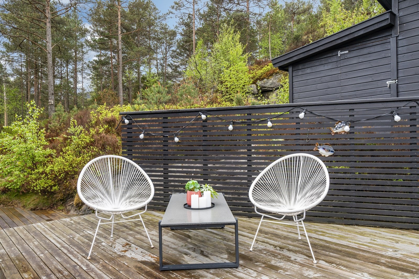 En usjenert del av terrassen, som grenser mot et friområde. Galleribilde
