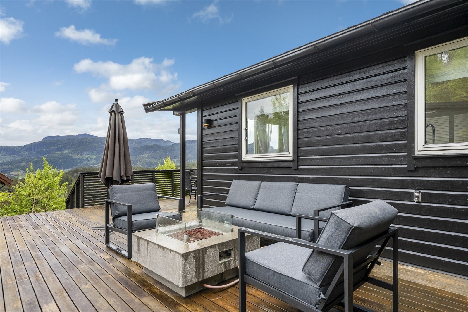 Den store treterrassen har god plass til flere sittegrupper. Galleribilde