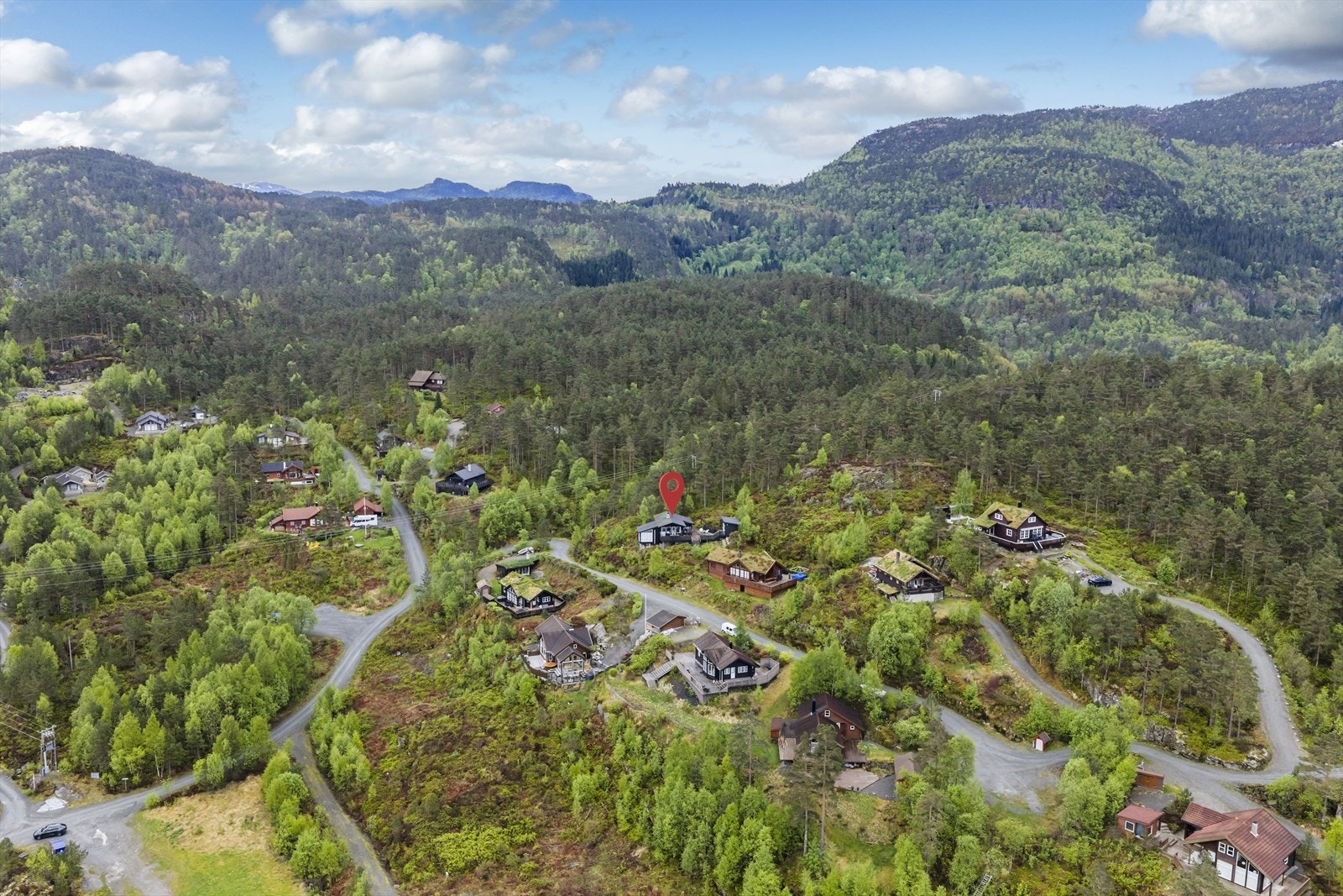 Hytta ligger i et etablert hyttefelt. Galleribilde