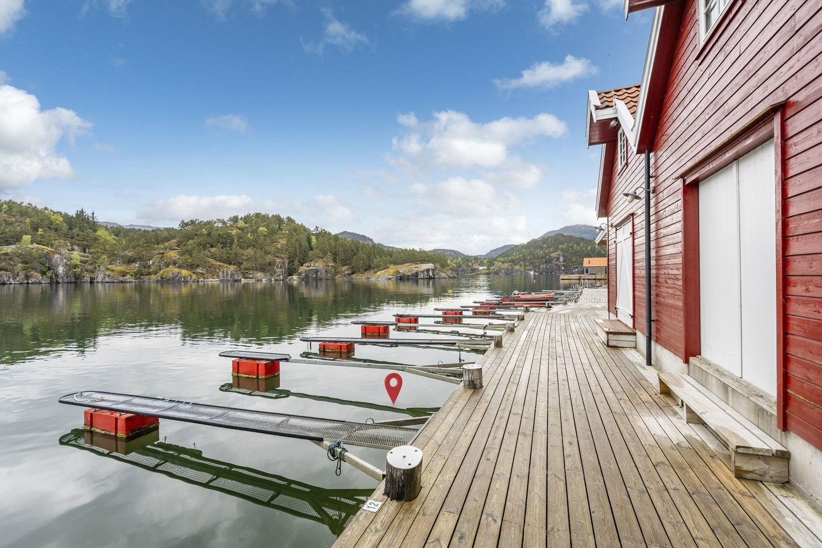 Med eiendommen følger egen båtplass og en naustbod for lagring. Galleribilde