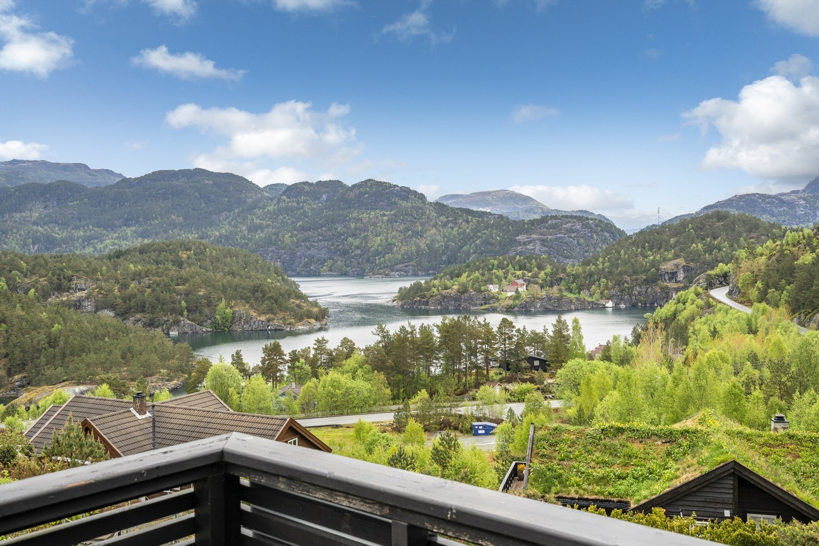 Flott utsikt over Høyvik og fjorden. Galleribilde