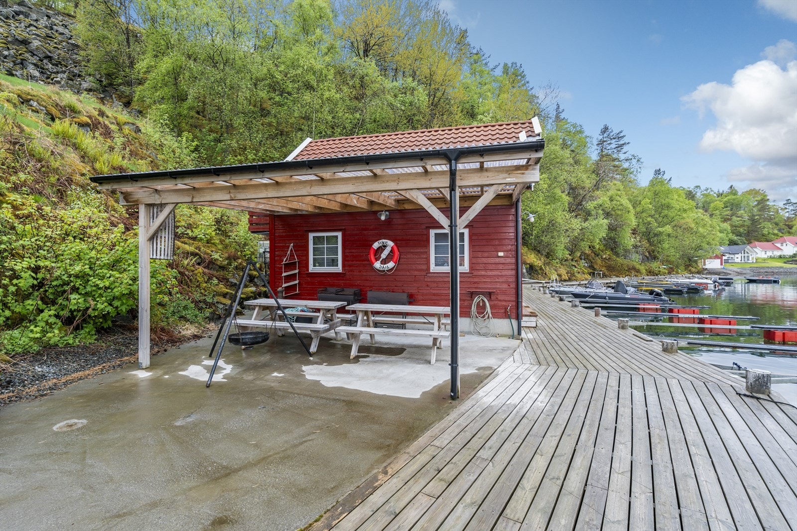 Overbygd uteplass ved naustet, et flott samlingspunkt ved sjøen. Galleribilde