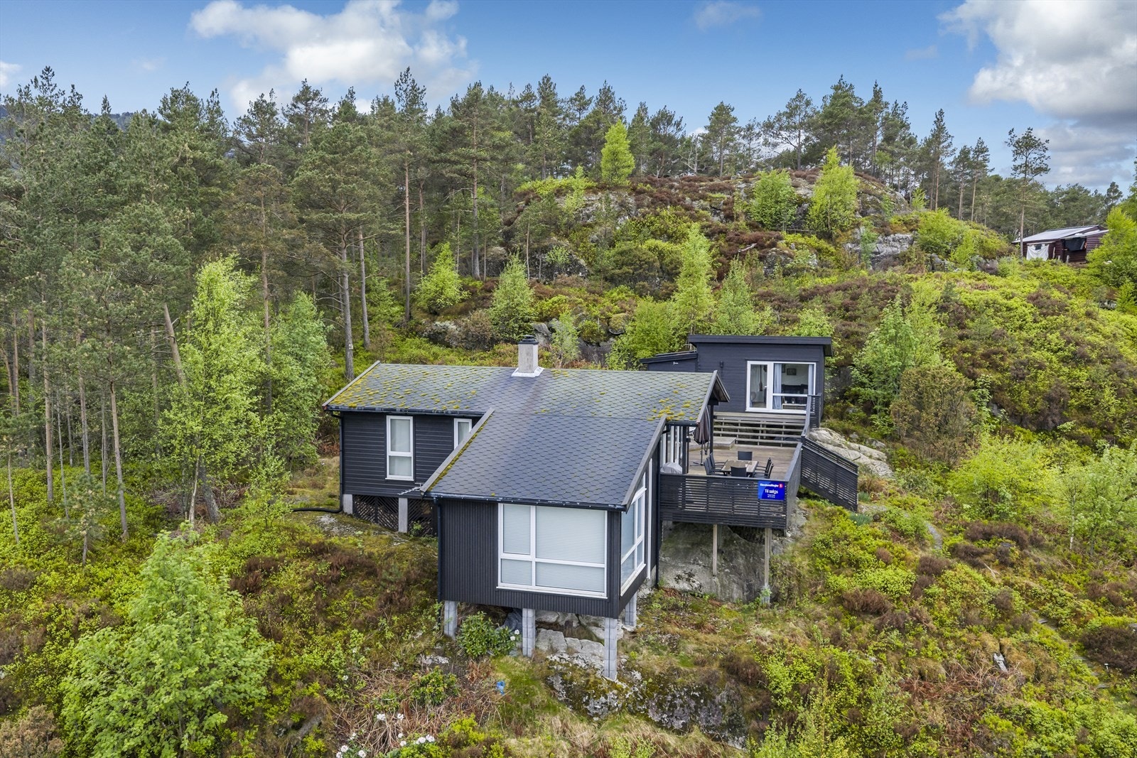 Eiendommen ligger på en høyde i terrenget med lite innsyn. Galleribilde
