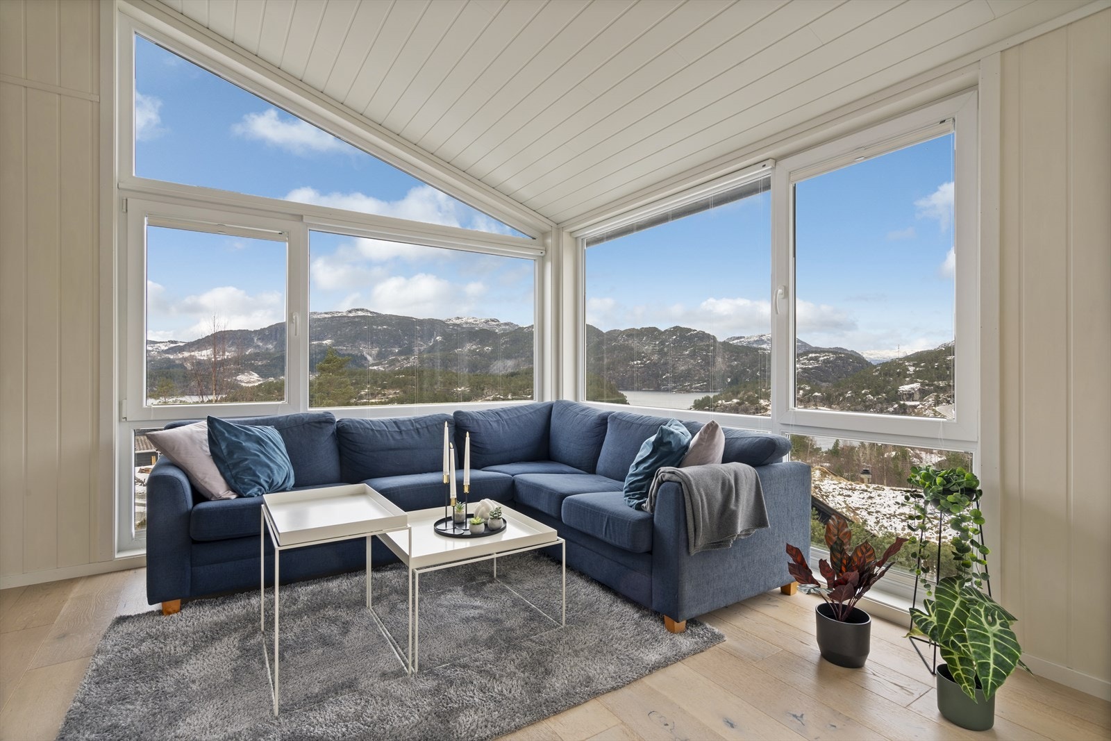 Store vindusflater som slipper naturen og utsikten inn. Galleribilde