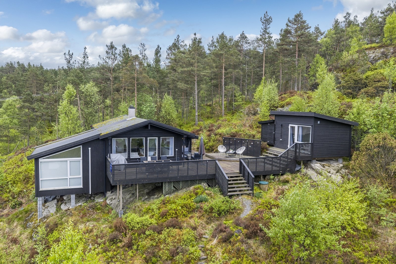 Velkommen til Høyvikdalen 22! Presenter av Eiendomsmegler 1 v/Tonje Krakk. Foto: Vestbris Galleribilde